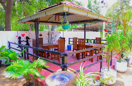out-door-cabana-for-dinning
