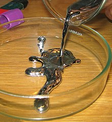 Pouring_liquid_mercury_bionerd-10