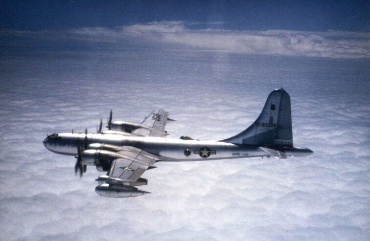 Boeing_KB-50J_in_flight